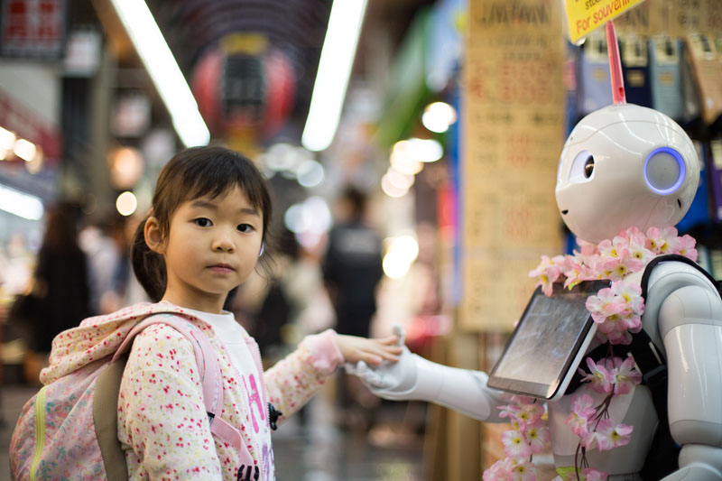 女の子とロボットの握手
